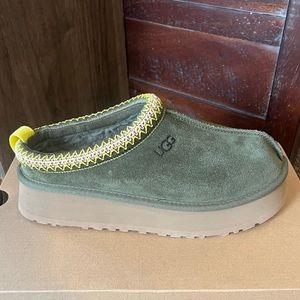 NWT in box Ugg tazz burnt olive size 9